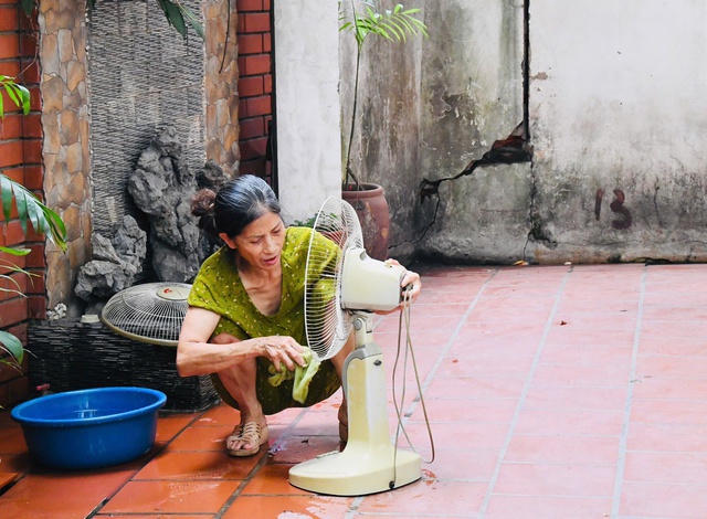 Hà Nội vào mùa "hao điện": Người dân rửa quạt, lắp thêm điều hoà, tìm đủ mọi cách vượt qua nắng nóng- Ảnh 11. Hà Nội vào mùa "hao điện": Người dân rửa quạt, lắp thêm điều hoà, tìm đủ mọi cách vượt qua nắng nóng- Ảnh 11.