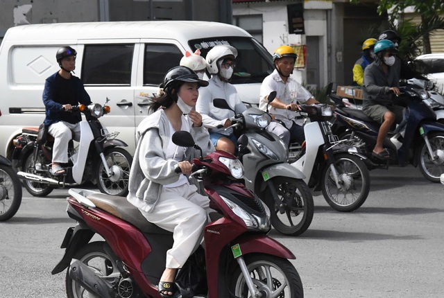 Hà Nội vào mùa "hao điện": Người dân rửa quạt, lắp thêm điều hoà, tìm đủ mọi cách vượt qua nắng nóng- Ảnh 3. Hà Nội vào mùa "hao điện": Người dân rửa quạt, lắp thêm điều hoà, tìm đủ mọi cách vượt qua nắng nóng- Ảnh 3.