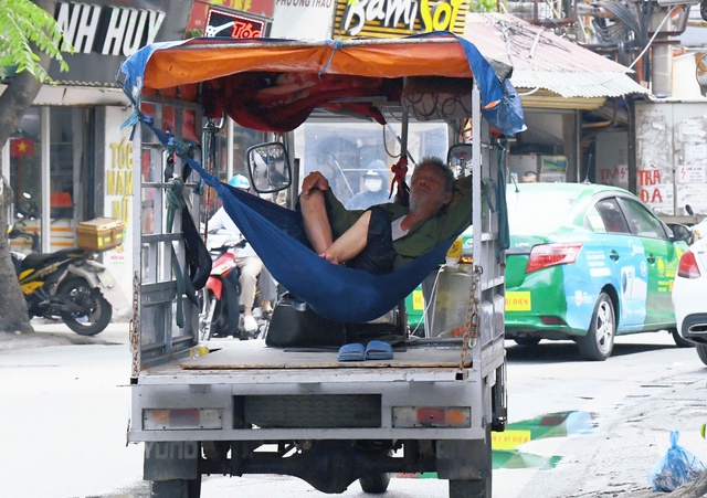 Hà Nội vào mùa "hao điện": Người dân rửa quạt, lắp thêm điều hoà, tìm đủ mọi cách vượt qua nắng nóng- Ảnh 9. Hà Nội vào mùa "hao điện": Người dân rửa quạt, lắp thêm điều hoà, tìm đủ mọi cách vượt qua nắng nóng- Ảnh 9.
