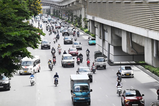 Hà Nội vào mùa "hao điện": Người dân rửa quạt, lắp thêm điều hoà, tìm đủ mọi cách vượt qua nắng nóng- Ảnh 1. Hà Nội vào mùa "hao điện": Người dân rửa quạt, lắp thêm điều hoà, tìm đủ mọi cách vượt qua nắng nóng- Ảnh 1.