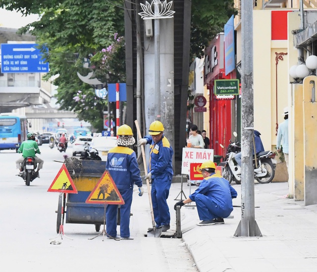 Hà Nội vào mùa "hao điện": Người dân rửa quạt, lắp thêm điều hoà, tìm đủ mọi cách vượt qua nắng nóng- Ảnh 6. Hà Nội vào mùa "hao điện": Người dân rửa quạt, lắp thêm điều hoà, tìm đủ mọi cách vượt qua nắng nóng- Ảnh 6.