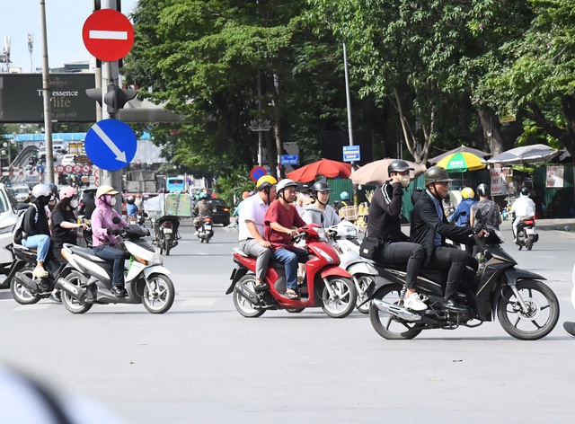 Hà Nội vào mùa "hao điện": Người dân rửa quạt, lắp thêm điều hoà, tìm đủ mọi cách vượt qua nắng nóng- Ảnh 4. Hà Nội vào mùa "hao điện": Người dân rửa quạt, lắp thêm điều hoà, tìm đủ mọi cách vượt qua nắng nóng- Ảnh 4.