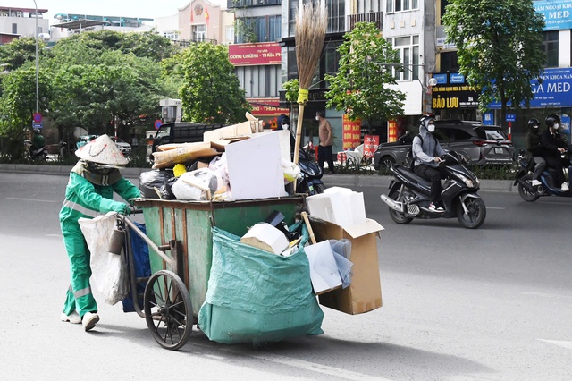 Hà Nội vào mùa "hao điện": Người dân rửa quạt, lắp thêm điều hoà, tìm đủ mọi cách vượt qua nắng nóng- Ảnh 5. Hà Nội vào mùa "hao điện": Người dân rửa quạt, lắp thêm điều hoà, tìm đủ mọi cách vượt qua nắng nóng- Ảnh 5.