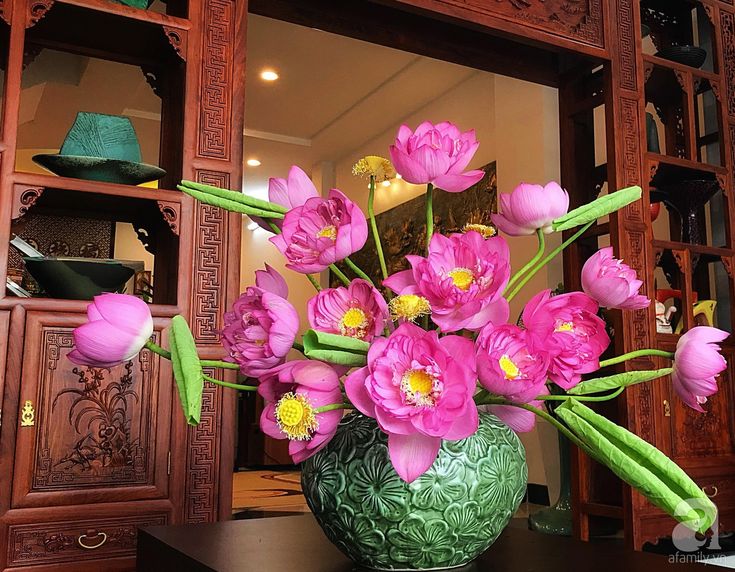 5 loại hoa trên bàn thờ Thần Tài: Đúng lễ nghi, chuẩn phong thuỷ, tài lộc kéo về ào ào