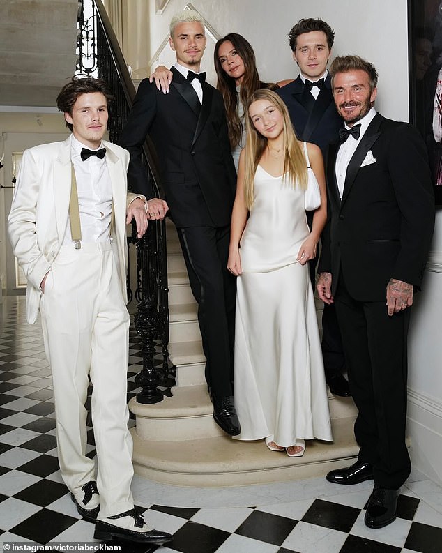 Con cả nhà Beckham bị gắn mác "chạn vương" khi mua biệt thự gần 400 tỷ bằng tiền của... nhà vợ tỷ phú - Ảnh 4. Con cả nhà Beckham bị gắn mác "chạn vương" khi mua biệt thự gần 400 tỷ bằng tiền của... nhà vợ tỷ phú - Ảnh 4.