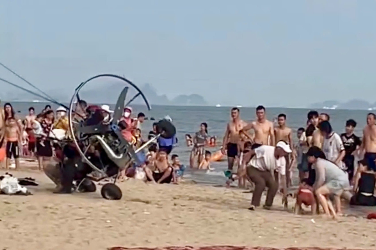 Dù lượn gắn động cất cánh bất thành, lao vào du khách tắm biển ở Bãi Cháy- Ảnh 1.