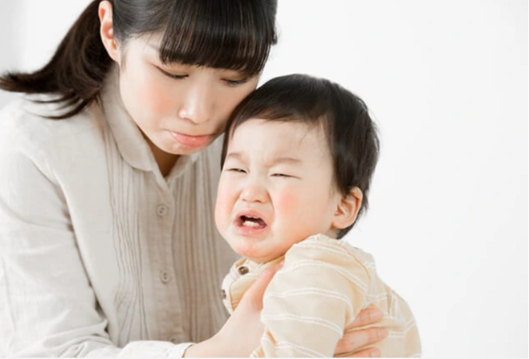 Trẻ đang vui chợt khóc ré khi có người lạ: 4 lý do có thể khiến mẹ giật mình- Ảnh 2.