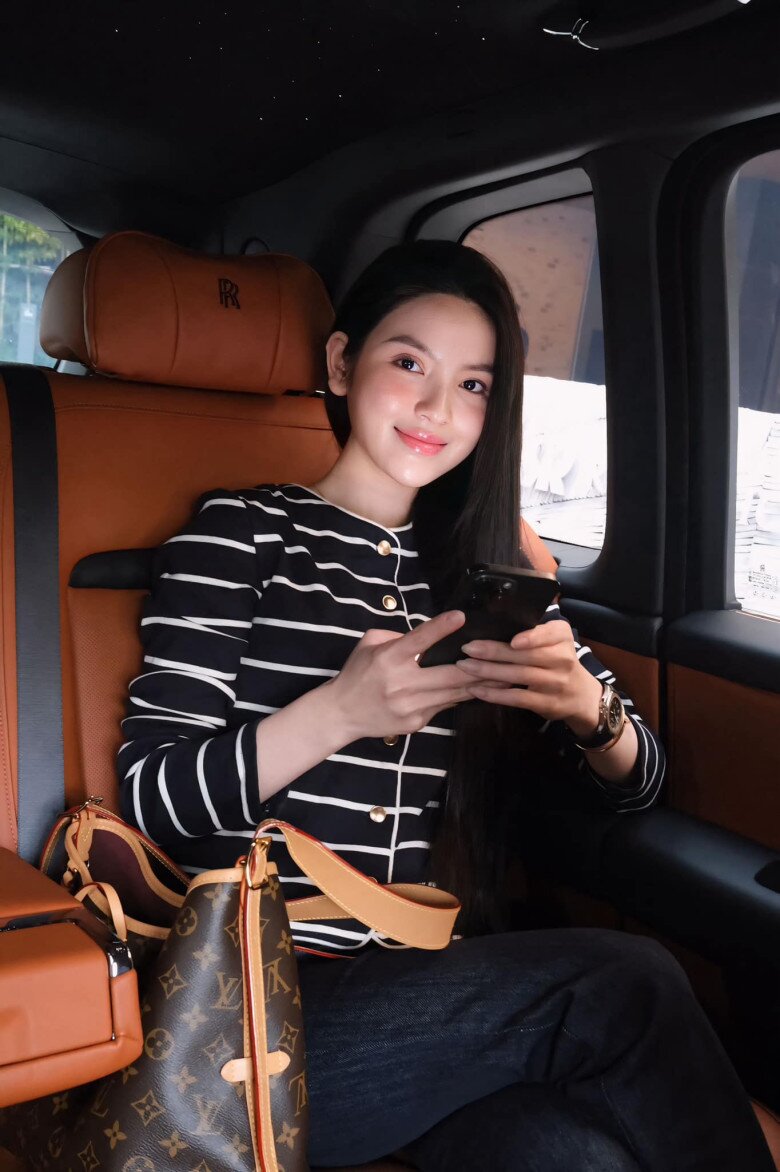 Dàn WAGs Việt kiếm tiền tỉ nhờ bán hàng online: Chu Thanh Huyền khoe đồ hiệu, lái xe sang, Quỳnh Anh còn khủng hơn- Ảnh 3.