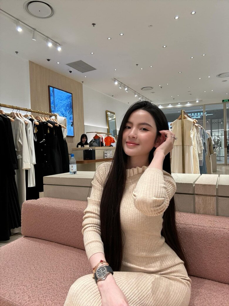 Dàn WAGs Việt kiếm tiền tỉ nhờ bán hàng online: Chu Thanh Huyền khoe đồ hiệu, lái xe sang, Quỳnh Anh còn khủng hơn- Ảnh 4.