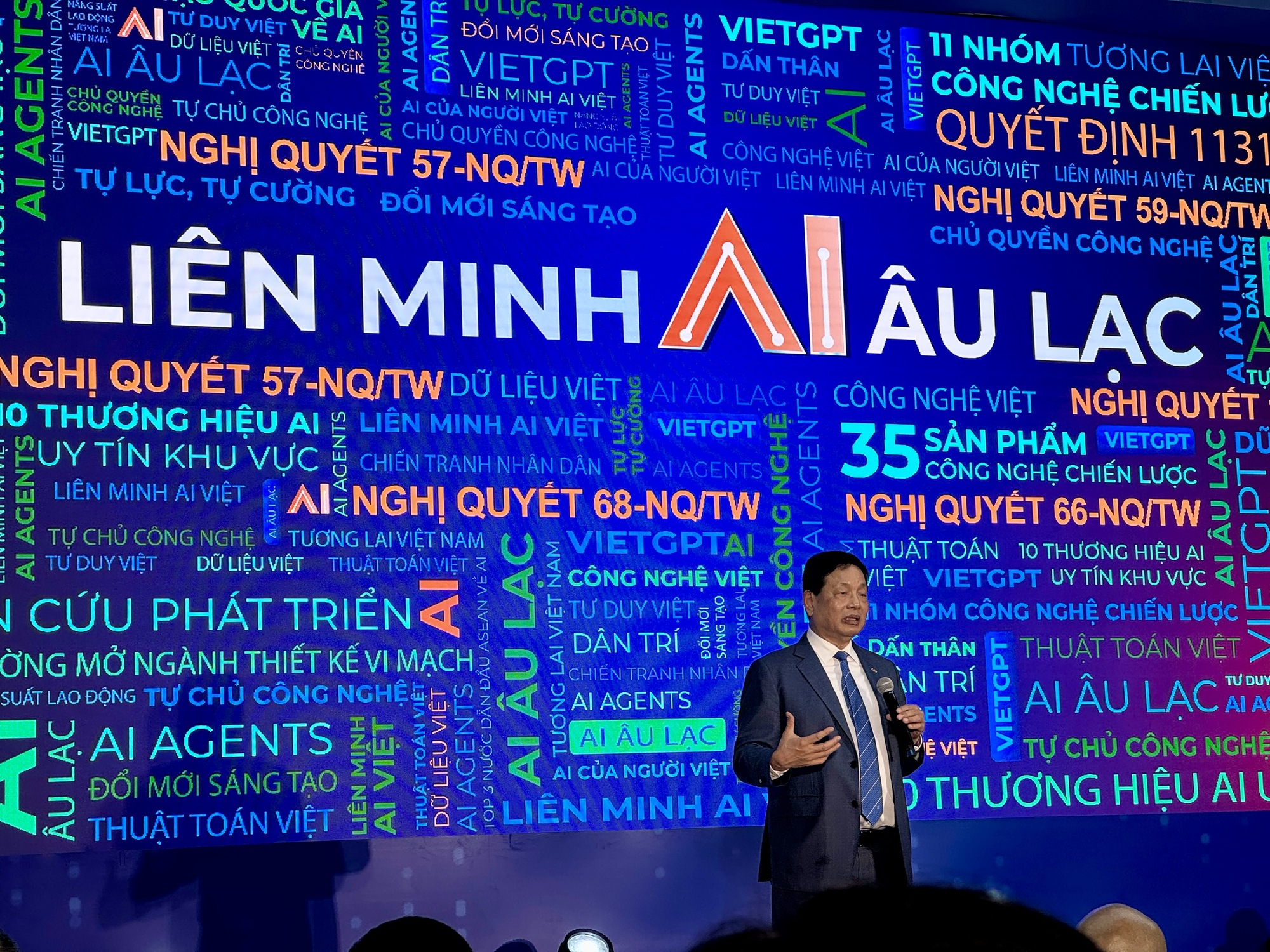 Chủ tịch Trương Gia Bình: Làm sao để học sinh từ lớp 1 đến Đại học đều học AI, toàn bộ lực lượng lao động Việt Nam phải làm chủ được AI- Ảnh 1.