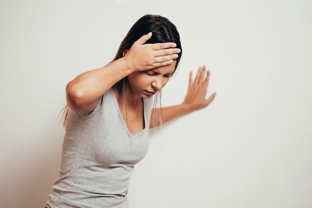 Dấu hiệu ĐỘT QUỴ kéo dài suốt 2 năm, cô gái  25 tuổi tưởng bị cận thị, nhận trái đắng: Liệt nửa người, không thể tự vệ sinh cá nhân…