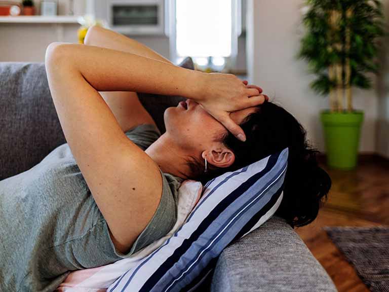 Dấu hiệu ĐỘT QUỴ kéo dài suốt 2 năm, cô gái  25 tuổi tưởng bị cận thị, nhận trái đắng: Liệt nửa người, không thể tự vệ sinh cá nhân…