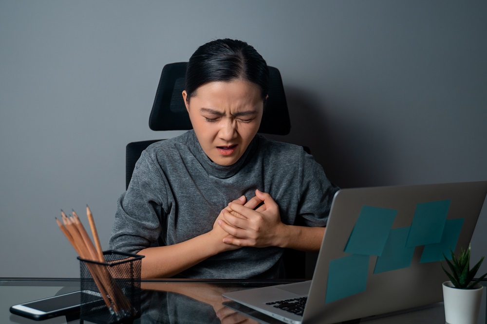 Dấu hiệu ĐỘT QUỴ kéo dài suốt 2 năm, cô gái  25 tuổi tưởng bị cận thị, nhận trái đắng: Liệt nửa người, không thể tự vệ sinh cá nhân…