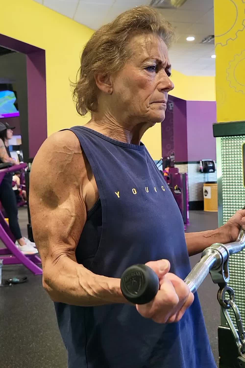 Ngỡ ngàng với cụ bà 68 tuổi nghiện gym, body đỉnh,  khỏe đến nỗi bị ngựa húc mà không gãy xương