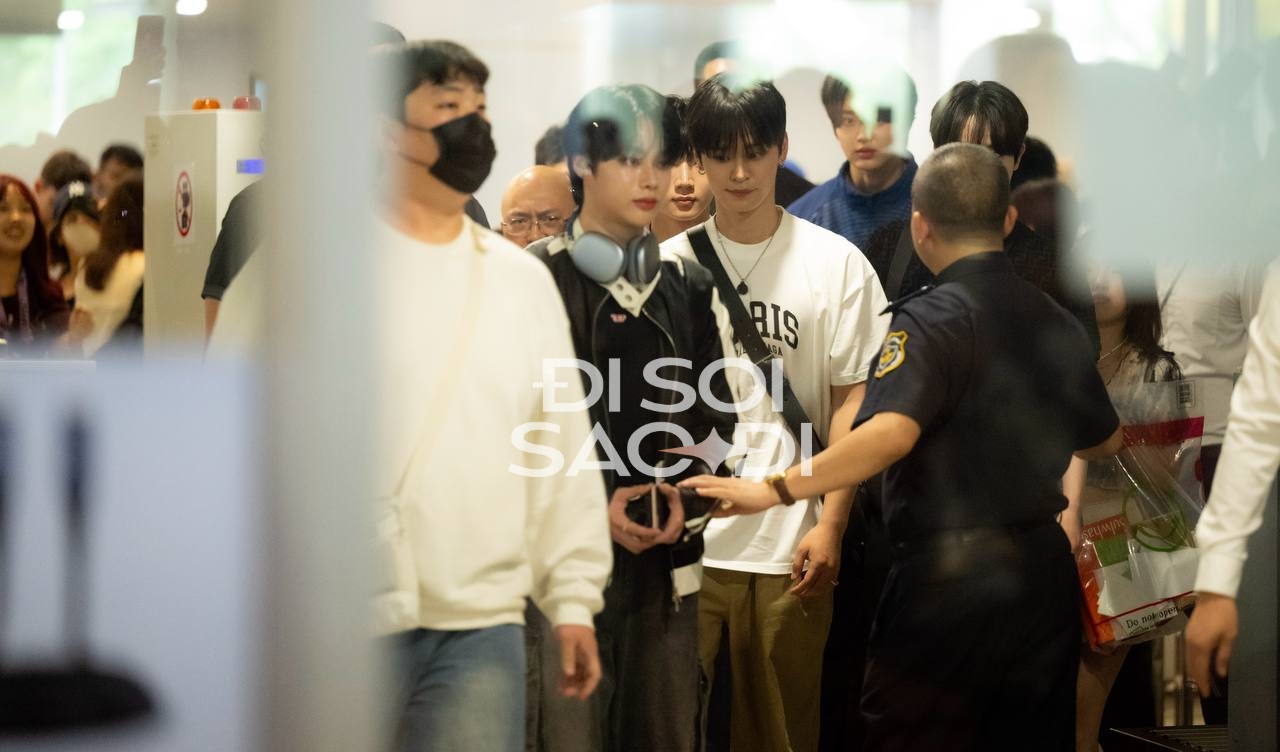 Idol người Việt Hanbin và các thành viên TEMPEST đổ bộ Nội Bài, visual chị đại chấp hết ống kính cam thường!