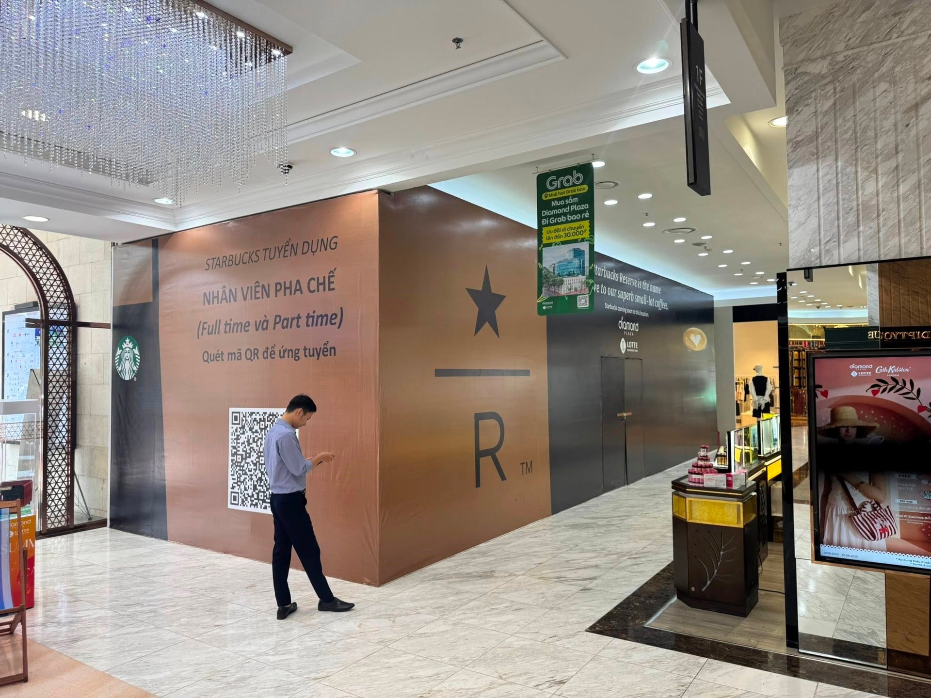 Bị tăng giá thuê, Starbucks Reserve mở cửa hàng mới đối diện 'thách thức' vị trí cũ Hàn Thuyên