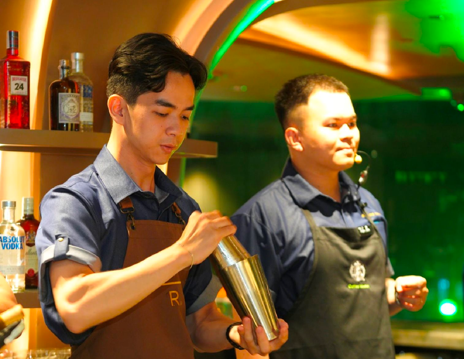 Bị tăng giá thuê, Starbucks Reserve mở cửa hàng mới đối diện 'thách thức' vị trí cũ Hàn Thuyên