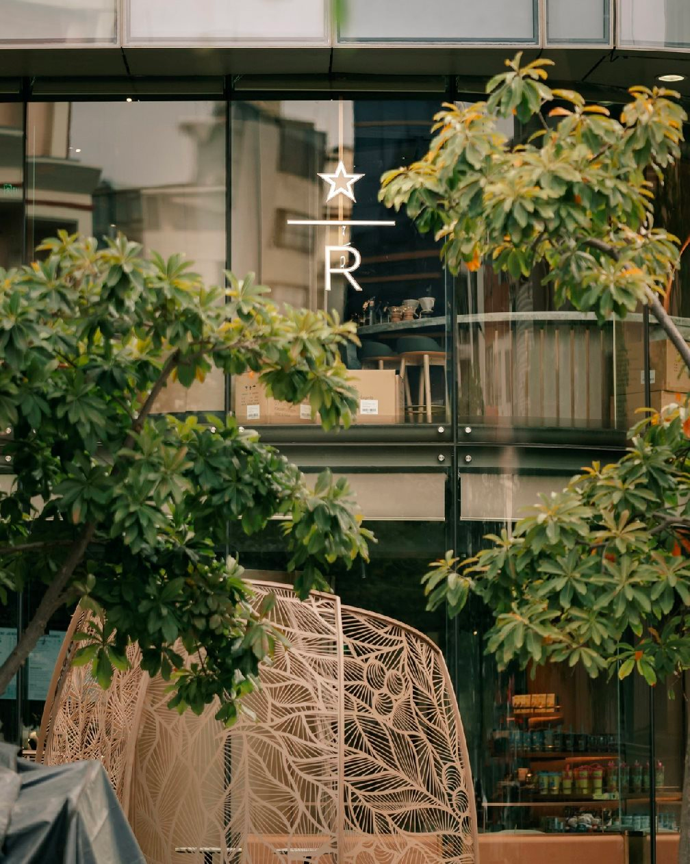 Bị tăng giá thuê, Starbucks Reserve mở cửa hàng mới đối diện 'thách thức' vị trí cũ Hàn Thuyên