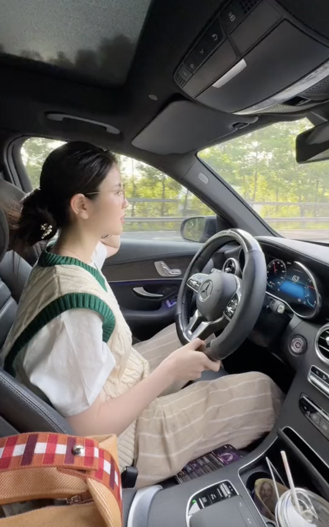 Dàn WAGs Việt kiếm tiền tỉ nhờ bán hàng online: Chu Thanh Huyền khoe đồ hiệu, lái xe sang, Quỳnh Anh còn khủng hơn- Ảnh 5.