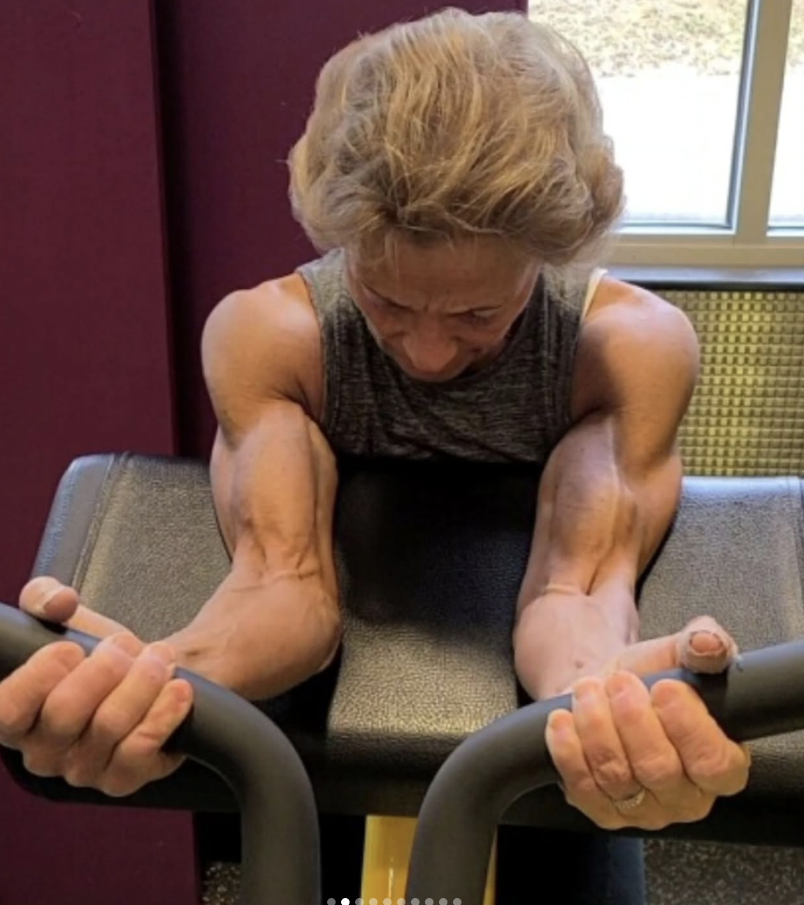 Ngỡ ngàng với cụ bà 68 tuổi nghiện gym, body đỉnh,  khỏe đến nỗi bị ngựa húc mà không gãy xương