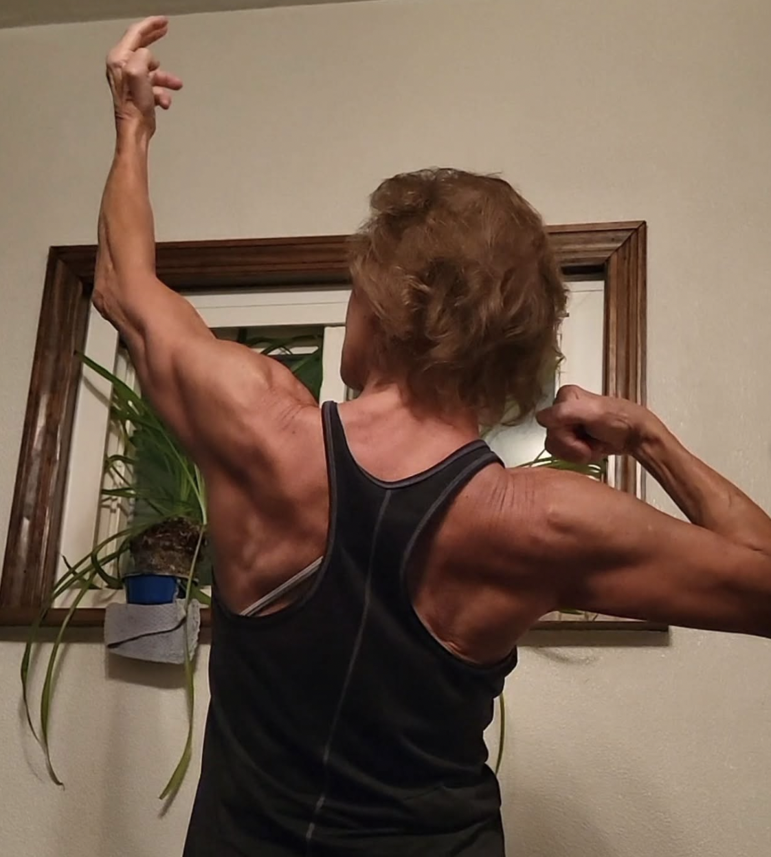 Ngỡ ngàng với cụ bà 68 tuổi nghiện gym, body đỉnh,  khỏe đến nỗi bị ngựa húc mà không gãy xương