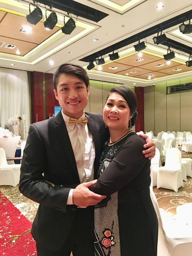 Bao nhiêu năm, sao Việt này mới tiết lộ danh tính cha mẹ: Cực "xịn sò", bảo sao con cái học hành cũng đỉnh! - Ảnh 2. Bao nhiêu năm, sao Việt này mới tiết lộ danh tính cha mẹ: Cực "xịn sò", bảo sao con cái học hành cũng đỉnh! - Ảnh 2.