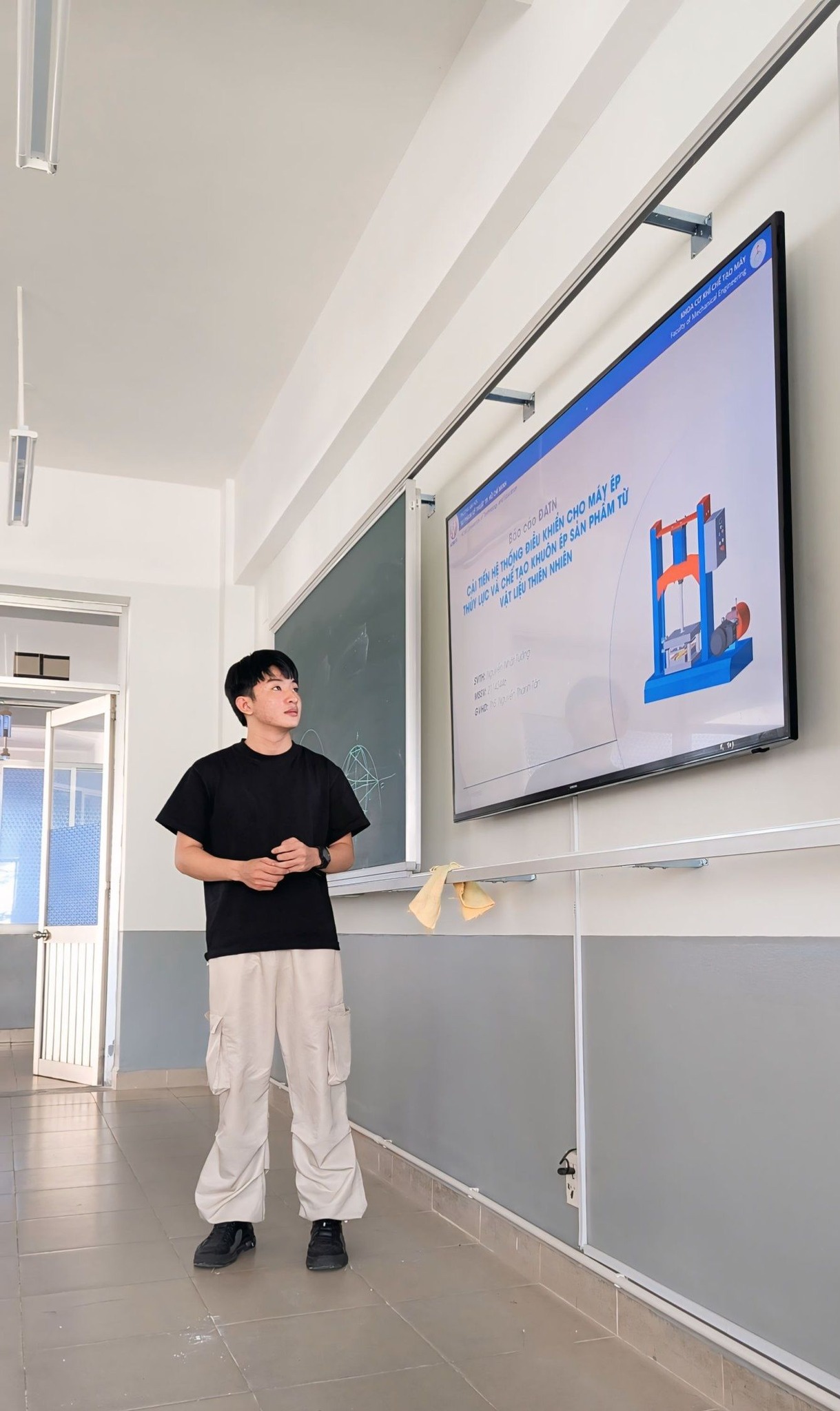 "Hành trang của con chỉ có niềm tin của mẹ và cuốn sổ hộ nghèo" - 1 phút phát biểu khiến cả hội trường bật khóc - Ảnh 3. "Hành trang của con chỉ có niềm tin của mẹ và cuốn sổ hộ nghèo" - 1 phút phát biểu khiến cả hội trường bật khóc - Ảnh 3.