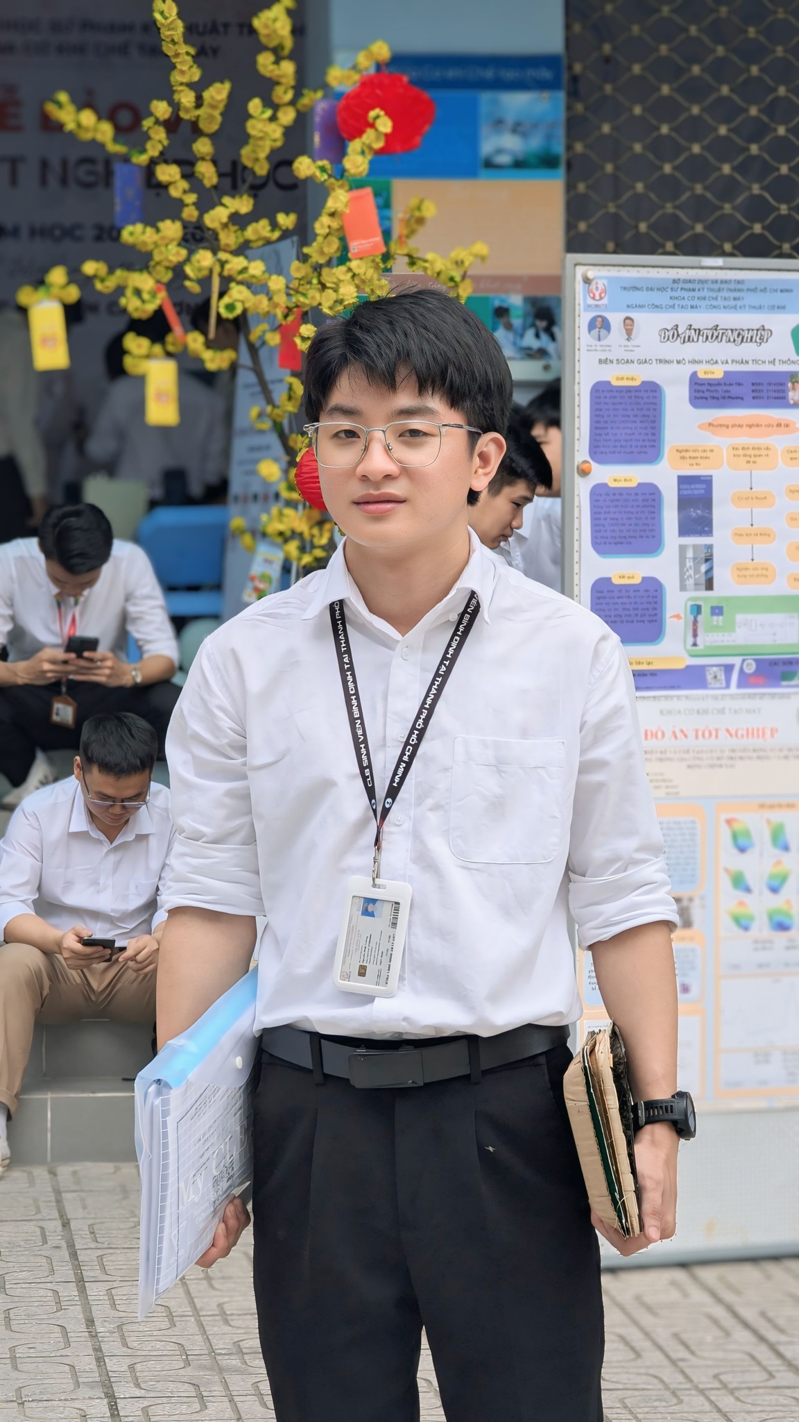 "Hành trang của con chỉ có niềm tin của mẹ và cuốn sổ hộ nghèo" - 1 phút phát biểu khiến cả hội trường bật khóc - Ảnh 1. "Hành trang của con chỉ có niềm tin của mẹ và cuốn sổ hộ nghèo" - 1 phút phát biểu khiến cả hội trường bật khóc - Ảnh 1.