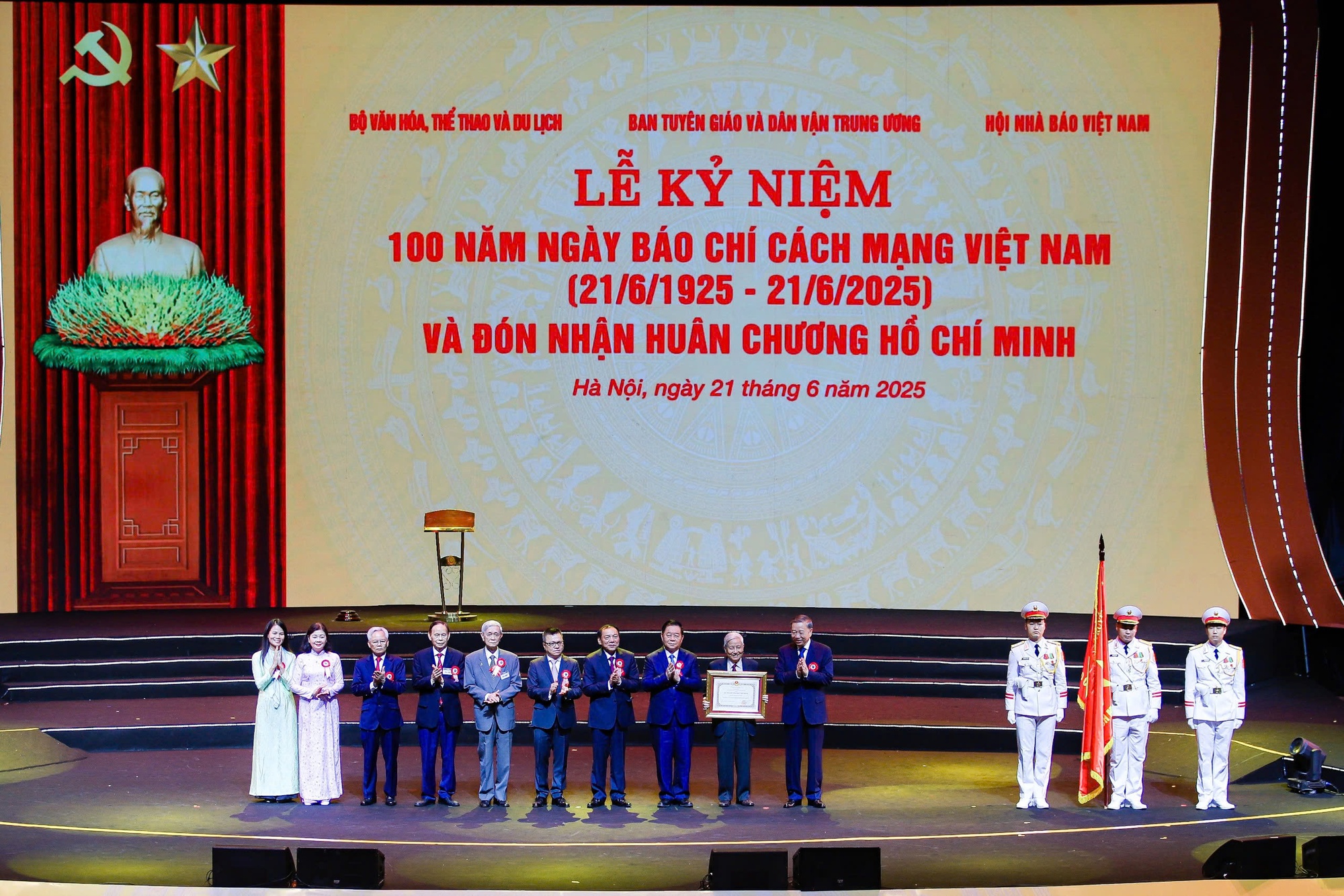 Tổng Bí thư Tô Lâm: Báo chí lan tỏa khát vọng phát triển, xây dựng đất nước hùng cường, thịnh vượng- Ảnh 2. Tổng Bí thư Tô Lâm: Báo chí lan tỏa khát vọng phát triển, xây dựng đất nước hùng cường, thịnh vượng- Ảnh 2.
