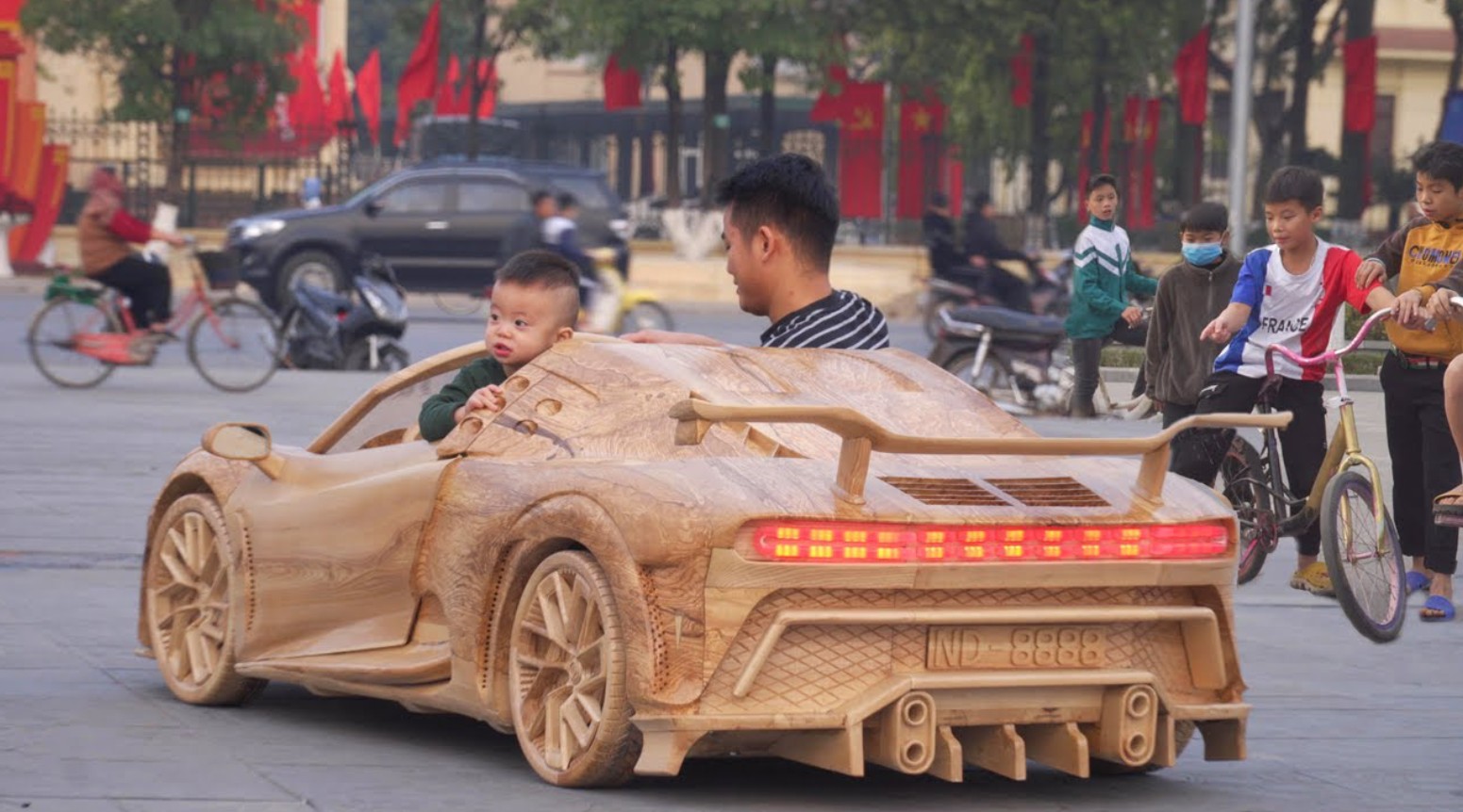 50 tỷ người xem anh thợ mộc Việt sáng chế dàn siêu xe gỗ độc nhất thế giới, sếp Audi đích thân mời sang Đức tham quan