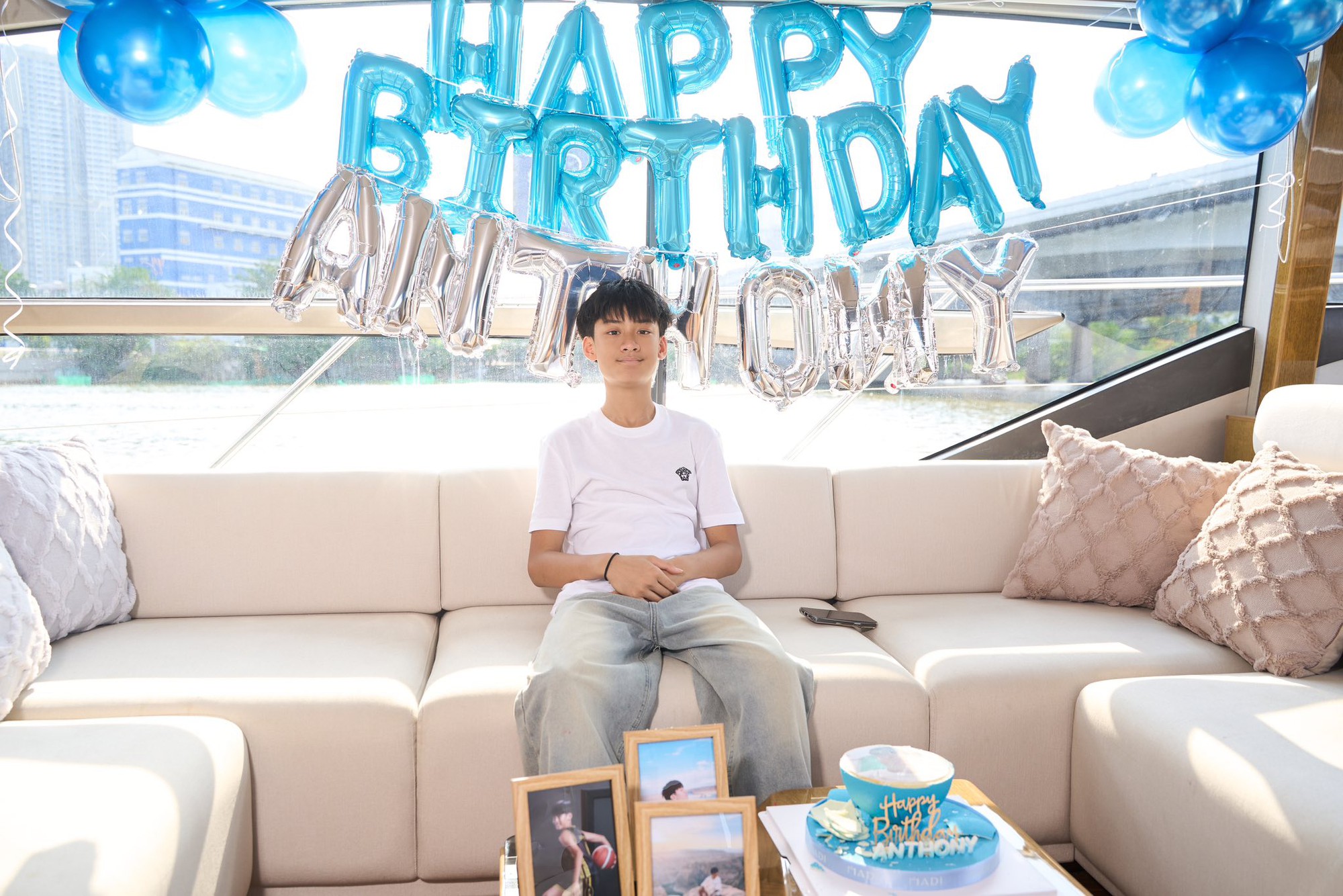 Ba quý tử chuẩn "rich kid" của Vbiz: Sống giữa xa hoa, đồ hiệu chỉ là chuyện nhỏ nhưng giáo dục mới là thứ được đầu tư lớn nhất- Ảnh 37. Ba quý tử chuẩn "rich kid" của Vbiz: Sống giữa xa hoa, đồ hiệu chỉ là chuyện nhỏ nhưng giáo dục mới là thứ được đầu tư lớn nhất- Ảnh 37.