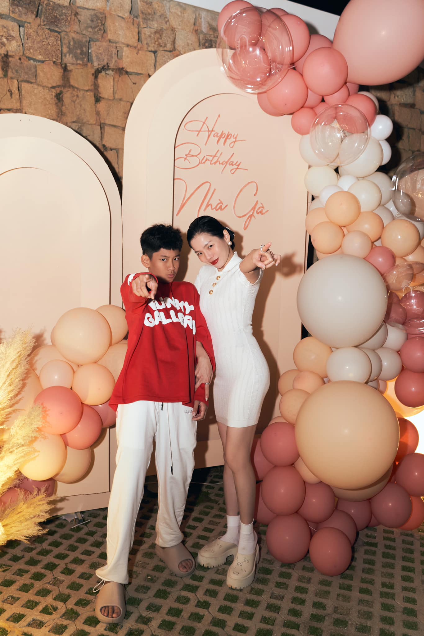 Ba quý tử chuẩn "rich kid" của Vbiz: Sống giữa xa hoa, đồ hiệu chỉ là chuyện nhỏ nhưng giáo dục mới là thứ được đầu tư lớn nhất- Ảnh 40. Ba quý tử chuẩn "rich kid" của Vbiz: Sống giữa xa hoa, đồ hiệu chỉ là chuyện nhỏ nhưng giáo dục mới là thứ được đầu tư lớn nhất- Ảnh 40.