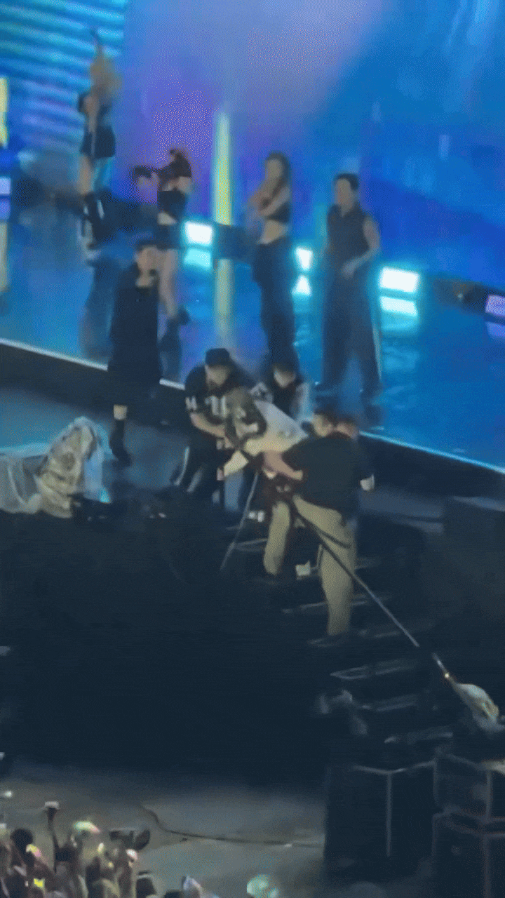 Phản ứng của G-Dragon trong khoảnh khắc fan cuồng lao lên sân khấu khi đang biểu diễn tại Mỹ Đình- Ảnh 5. Phản ứng của G-Dragon trong khoảnh khắc fan cuồng lao lên sân khấu khi đang biểu diễn tại Mỹ Đình- Ảnh 5.