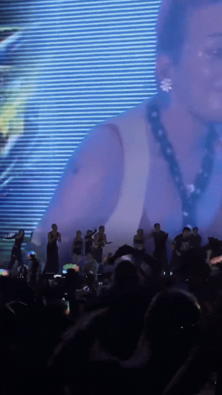 Phản ứng của G-Dragon trong khoảnh khắc fan cuồng lao lên sân khấu khi đang biểu diễn tại Mỹ Đình- Ảnh 2. Phản ứng của G-Dragon trong khoảnh khắc fan cuồng lao lên sân khấu khi đang biểu diễn tại Mỹ Đình- Ảnh 2.