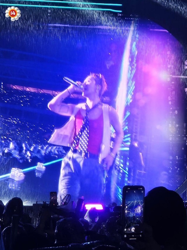 G-Dragon co ro trở về khách sạn sau màn tắm mưa lịch sử cùng fan Việt lúc nửa đêm!- Ảnh 9. G-Dragon co ro trở về khách sạn sau màn tắm mưa lịch sử cùng fan Việt lúc nửa đêm!- Ảnh 9.