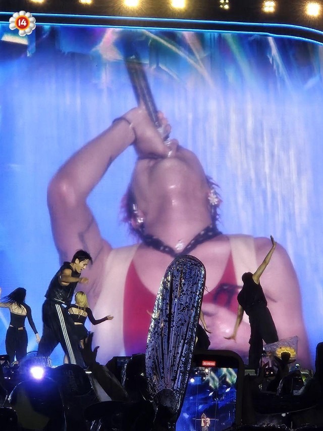 G-Dragon co ro trở về khách sạn sau màn tắm mưa lịch sử cùng fan Việt lúc nửa đêm!- Ảnh 8. G-Dragon co ro trở về khách sạn sau màn tắm mưa lịch sử cùng fan Việt lúc nửa đêm!- Ảnh 8.