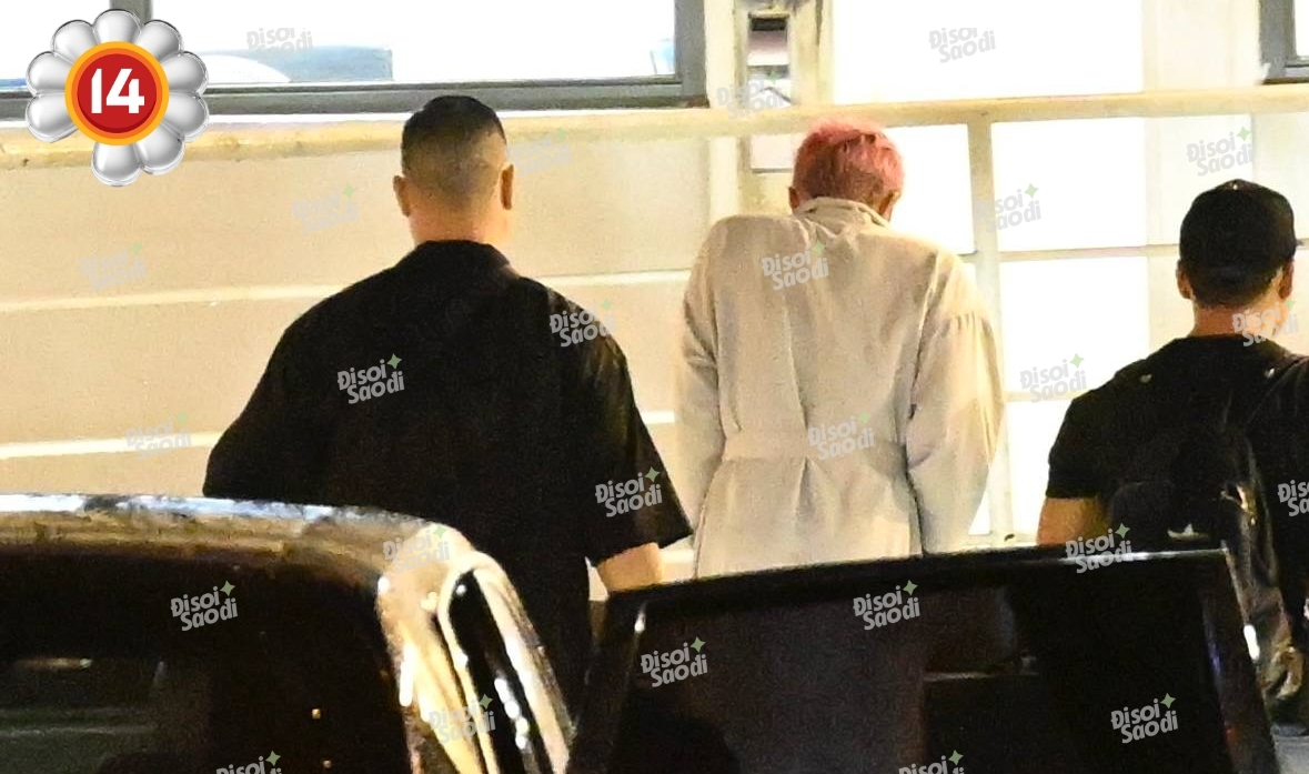 G-Dragon co ro trở về khách sạn sau màn tắm mưa lịch sử cùng fan Việt lúc nửa đêm!- Ảnh 2. G-Dragon co ro trở về khách sạn sau màn tắm mưa lịch sử cùng fan Việt lúc nửa đêm!- Ảnh 2.