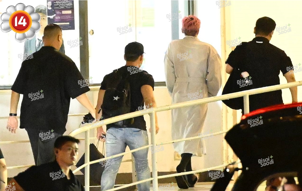 G-Dragon co ro trở về khách sạn sau màn tắm mưa lịch sử cùng fan Việt lúc nửa đêm!- Ảnh 3. G-Dragon co ro trở về khách sạn sau màn tắm mưa lịch sử cùng fan Việt lúc nửa đêm!- Ảnh 3.