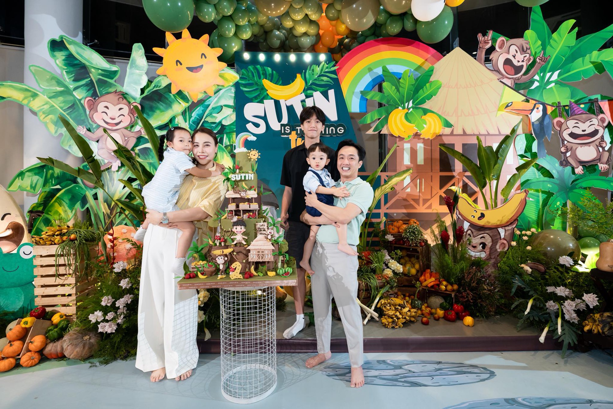 Ba quý tử chuẩn "rich kid" của Vbiz: Sống giữa xa hoa, đồ hiệu chỉ là chuyện nhỏ nhưng giáo dục mới là thứ được đầu tư lớn nhất- Ảnh 67. Ba quý tử chuẩn "rich kid" của Vbiz: Sống giữa xa hoa, đồ hiệu chỉ là chuyện nhỏ nhưng giáo dục mới là thứ được đầu tư lớn nhất- Ảnh 67.