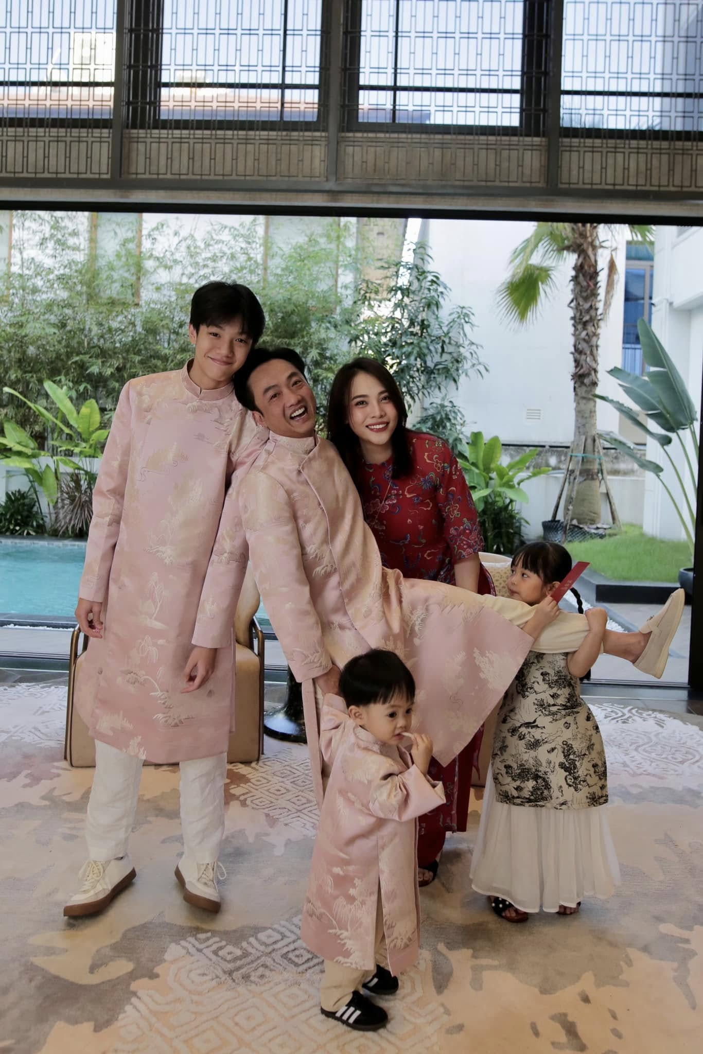 Ba quý tử chuẩn "rich kid" của Vbiz: Sống giữa xa hoa, đồ hiệu chỉ là chuyện nhỏ nhưng giáo dục mới là thứ được đầu tư lớn nhất- Ảnh 66. Ba quý tử chuẩn "rich kid" của Vbiz: Sống giữa xa hoa, đồ hiệu chỉ là chuyện nhỏ nhưng giáo dục mới là thứ được đầu tư lớn nhất- Ảnh 66.