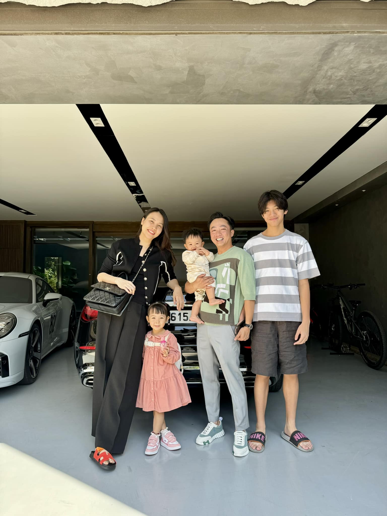 Ba quý tử chuẩn "rich kid" của Vbiz: Sống giữa xa hoa, đồ hiệu chỉ là chuyện nhỏ nhưng giáo dục mới là thứ được đầu tư lớn nhất- Ảnh 69. Ba quý tử chuẩn "rich kid" của Vbiz: Sống giữa xa hoa, đồ hiệu chỉ là chuyện nhỏ nhưng giáo dục mới là thứ được đầu tư lớn nhất- Ảnh 69.