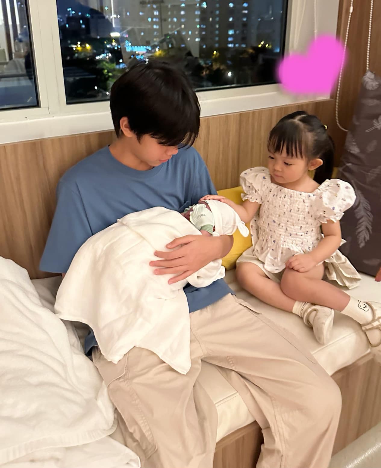 Ba quý tử chuẩn "rich kid" của Vbiz: Sống giữa xa hoa, đồ hiệu chỉ là chuyện nhỏ nhưng giáo dục mới là thứ được đầu tư lớn nhất- Ảnh 59. Ba quý tử chuẩn "rich kid" của Vbiz: Sống giữa xa hoa, đồ hiệu chỉ là chuyện nhỏ nhưng giáo dục mới là thứ được đầu tư lớn nhất- Ảnh 59.