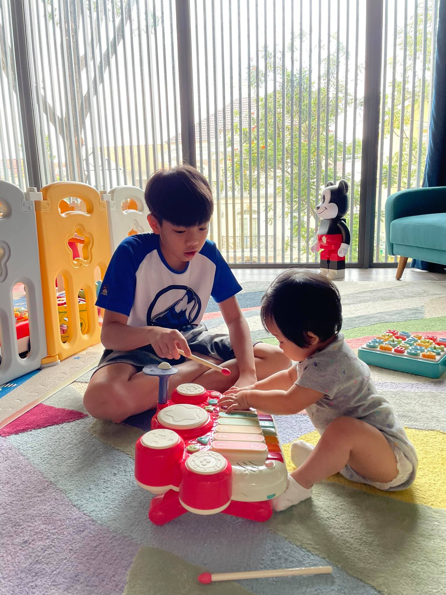 Ba quý tử chuẩn "rich kid" của Vbiz: Sống giữa xa hoa, đồ hiệu chỉ là chuyện nhỏ nhưng giáo dục mới là thứ được đầu tư lớn nhất- Ảnh 61. Ba quý tử chuẩn "rich kid" của Vbiz: Sống giữa xa hoa, đồ hiệu chỉ là chuyện nhỏ nhưng giáo dục mới là thứ được đầu tư lớn nhất- Ảnh 61.