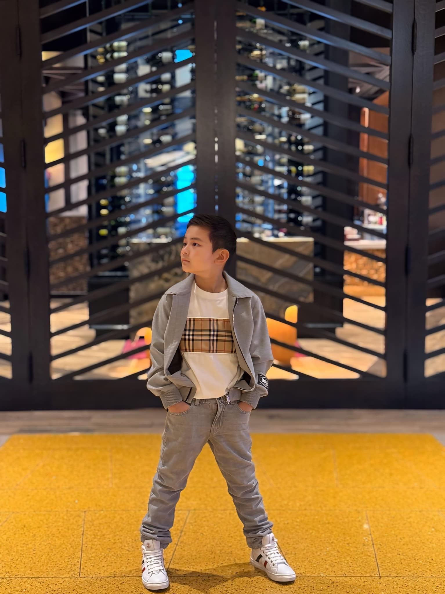 Ba quý tử chuẩn "rich kid" của Vbiz: Sống giữa xa hoa, đồ hiệu chỉ là chuyện nhỏ nhưng giáo dục mới là thứ được đầu tư lớn nhất- Ảnh 9. Ba quý tử chuẩn "rich kid" của Vbiz: Sống giữa xa hoa, đồ hiệu chỉ là chuyện nhỏ nhưng giáo dục mới là thứ được đầu tư lớn nhất- Ảnh 9.