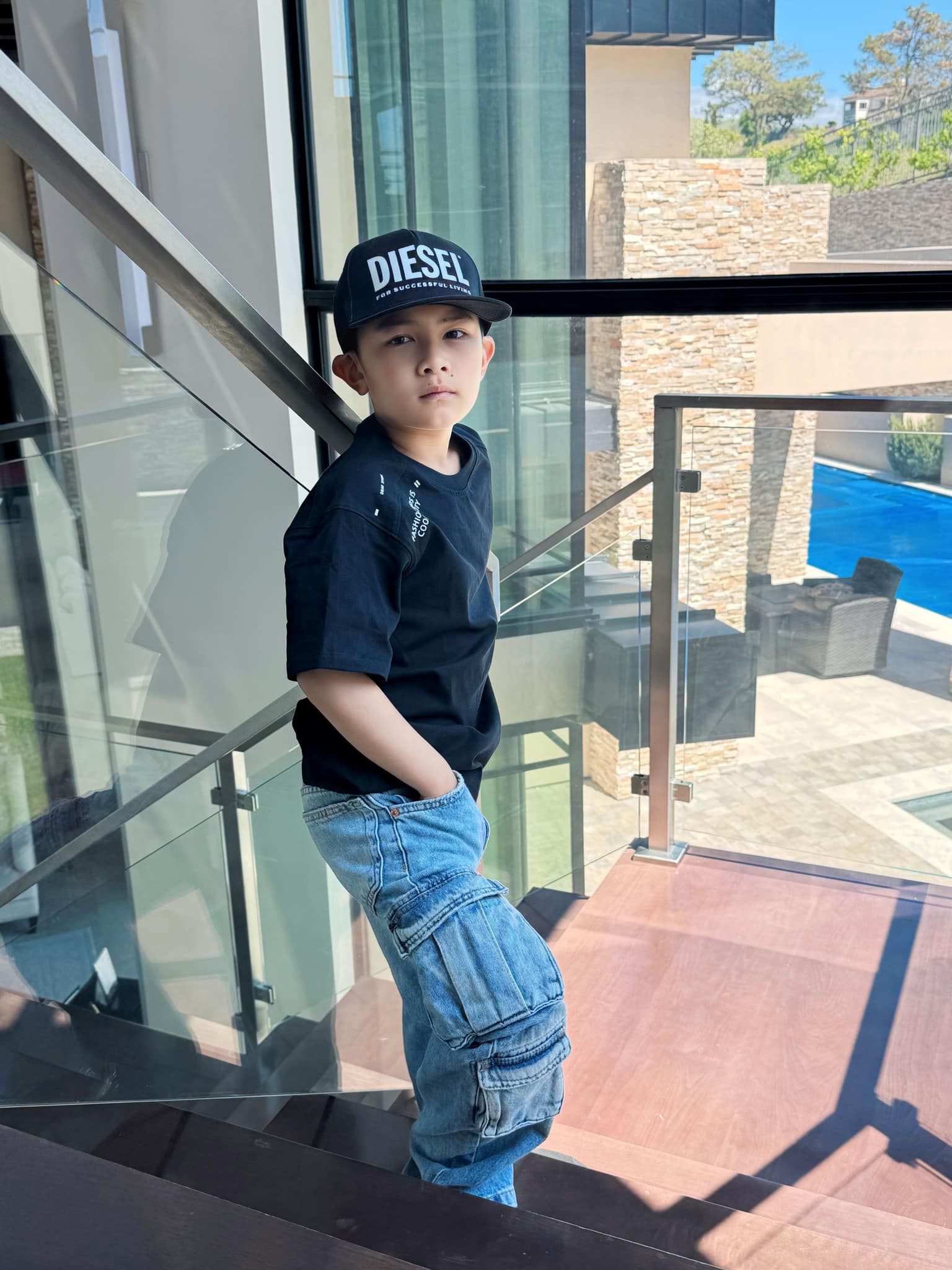 Ba quý tử chuẩn "rich kid" của Vbiz: Sống giữa xa hoa, đồ hiệu chỉ là chuyện nhỏ nhưng giáo dục mới là thứ được đầu tư lớn nhất- Ảnh 13. Ba quý tử chuẩn "rich kid" của Vbiz: Sống giữa xa hoa, đồ hiệu chỉ là chuyện nhỏ nhưng giáo dục mới là thứ được đầu tư lớn nhất- Ảnh 13.