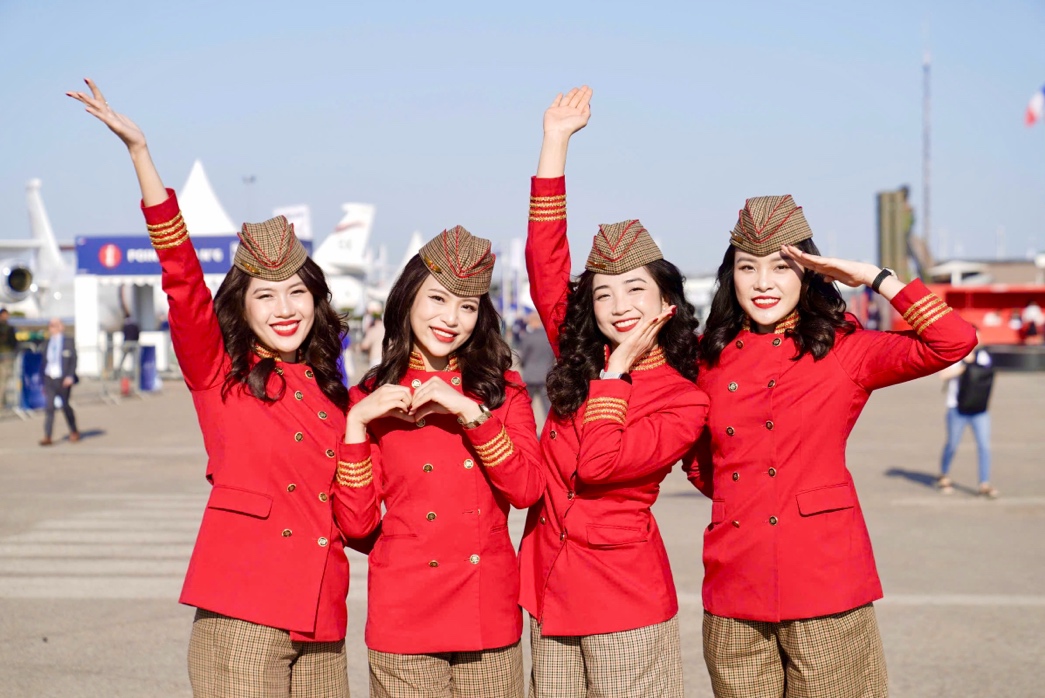 Tiếp viên hàng không Vietjet nổi bật giữa Paris Air Show 2025 - Ảnh 1.