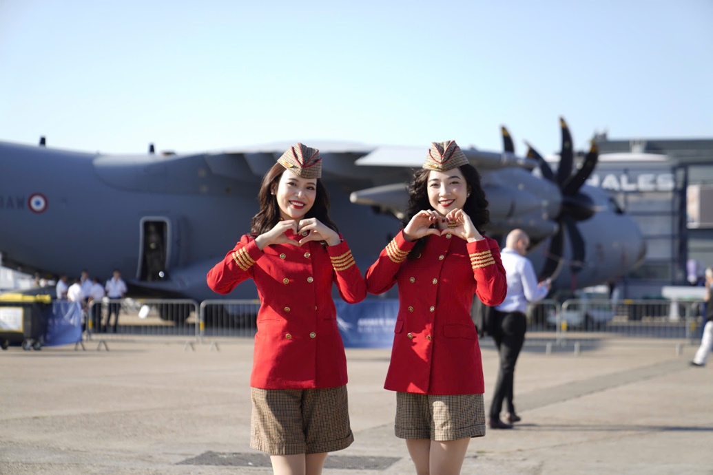 Tiếp viên hàng không Vietjet nổi bật giữa Paris Air Show 2025 - Ảnh 2.