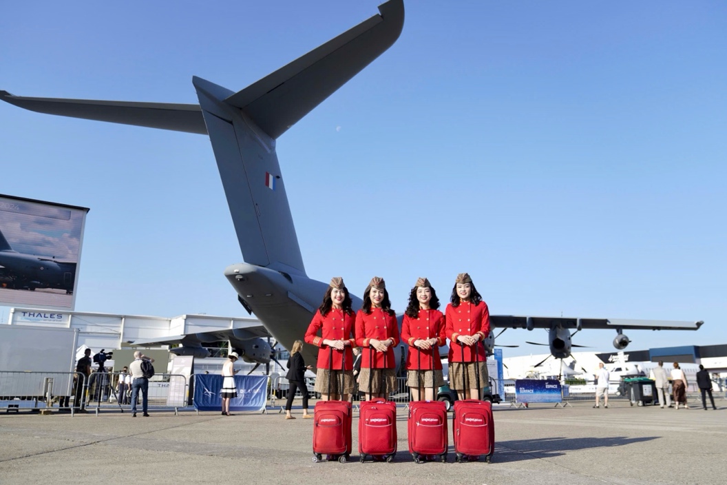 Tiếp viên hàng không Vietjet nổi bật giữa Paris Air Show 2025 - Ảnh 3.