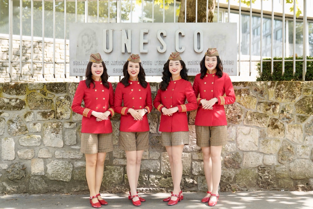 Tiếp viên hàng không Vietjet nổi bật giữa Paris Air Show 2025 - Ảnh 4.