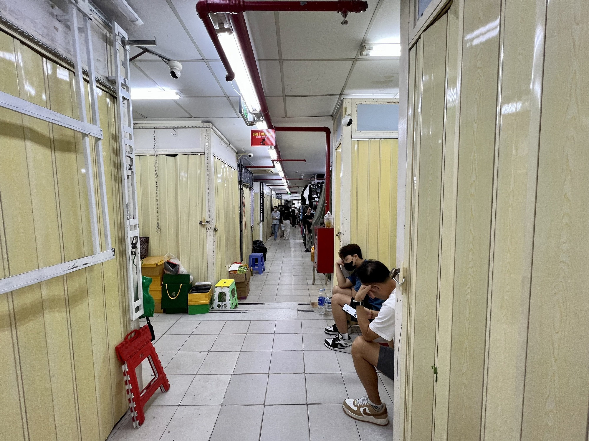 Nhiều điểm nóng hàng giả đóng cửa, xử lý thế nào?- Ảnh 1.